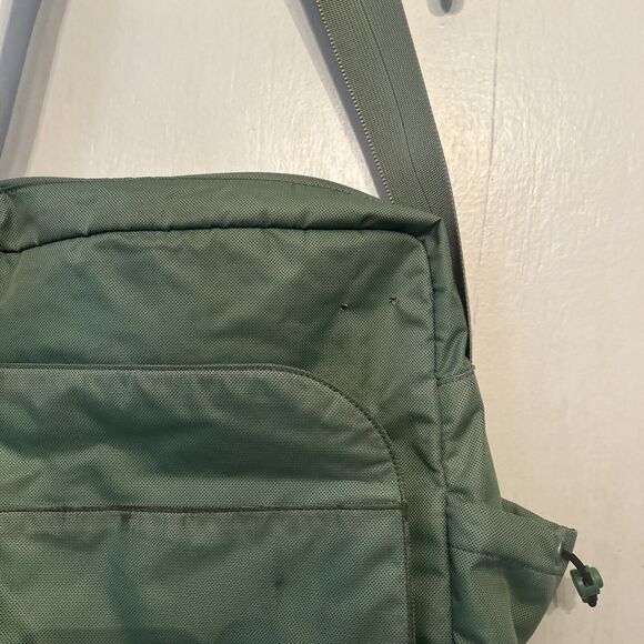 TUMI T-Tech Crossbody Messenger Bag Satchel Carry Green 5120 Preowned Has Wear - Picture 2 of 12